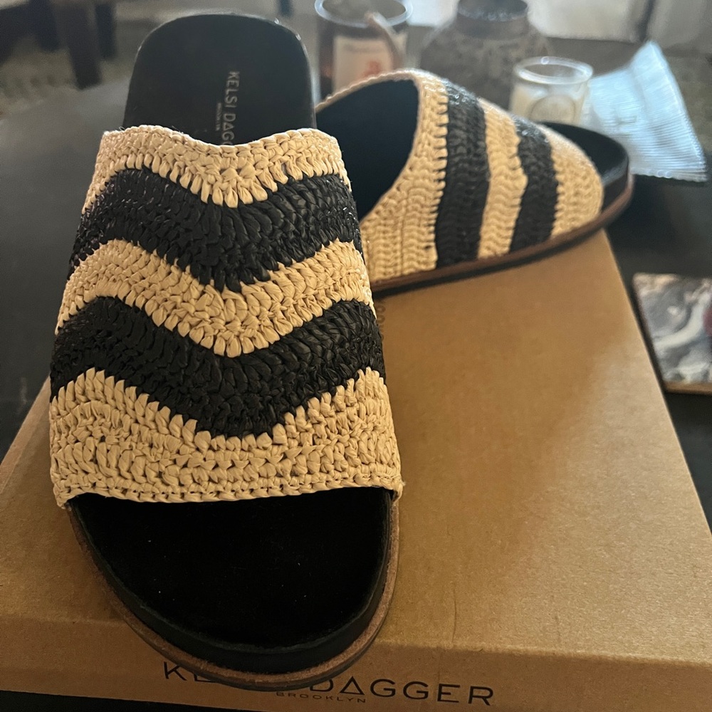 KELSI DAGGER BROOKLYN
Squish Raffia Sandal